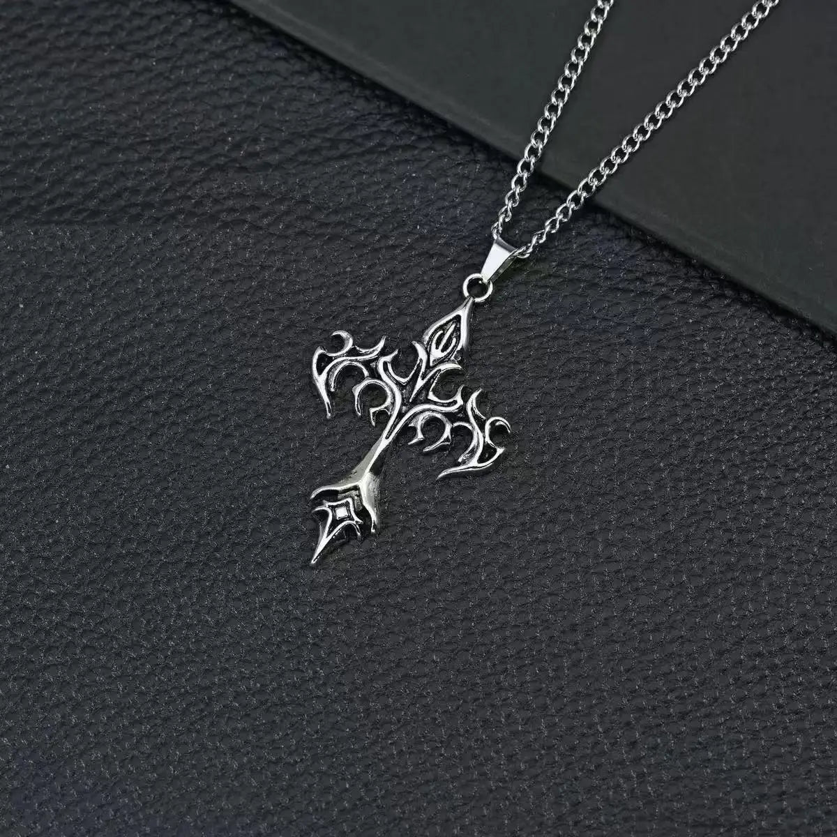 FITFOCUS. Chaine symbole croix fantaisie.
